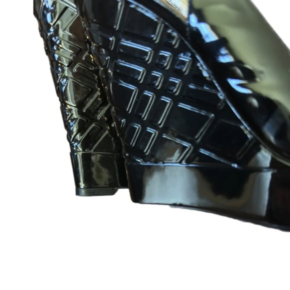 Burberry patent leather strappy wedges - Picture 4 of 6